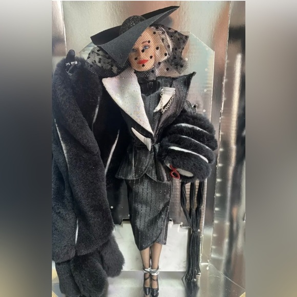 First in a series Great Villains Collection - Cruella DeVil -doll -item# 16295 - Picture 2 of 6